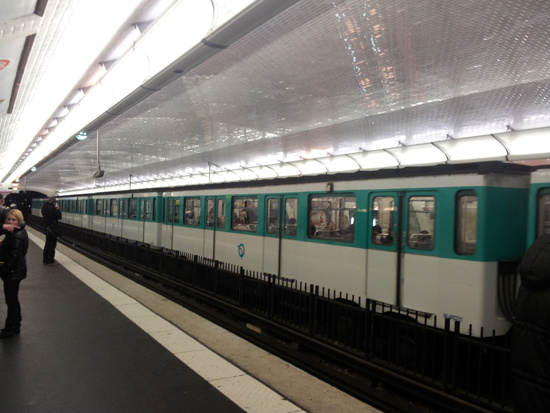 Общественный транспорт (метро) в Париже фотография 3