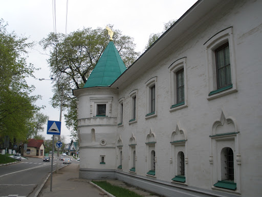 Стена Борисо-глебского монастыря