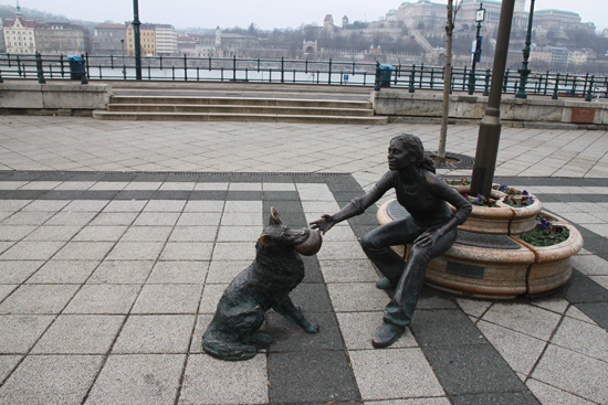 Девочка с собачкой на набережной Будапешта