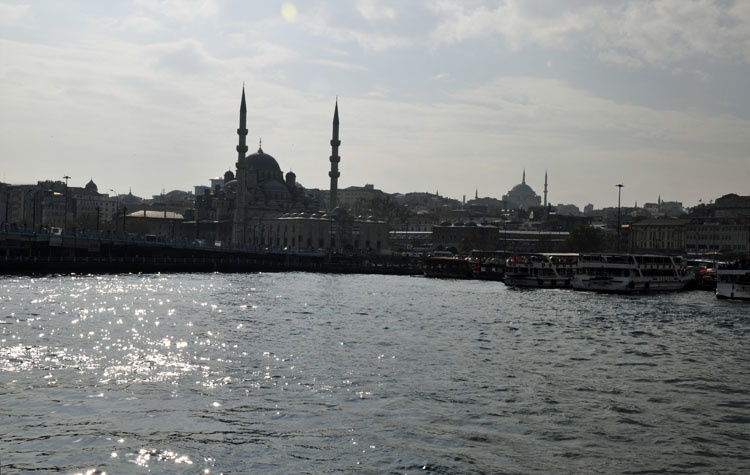 Второй день в Стамбуле: прогулка на кораблике по Босфору, Гранд базар, рынок специй, Истикляль, Галатский мост фотография 11