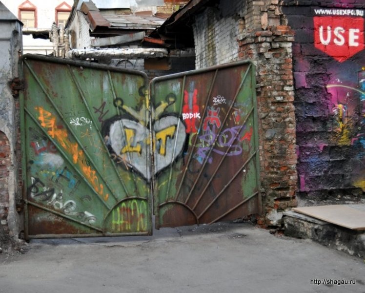Граффити во дворе в Хохловском переулке Москвы фотография 8