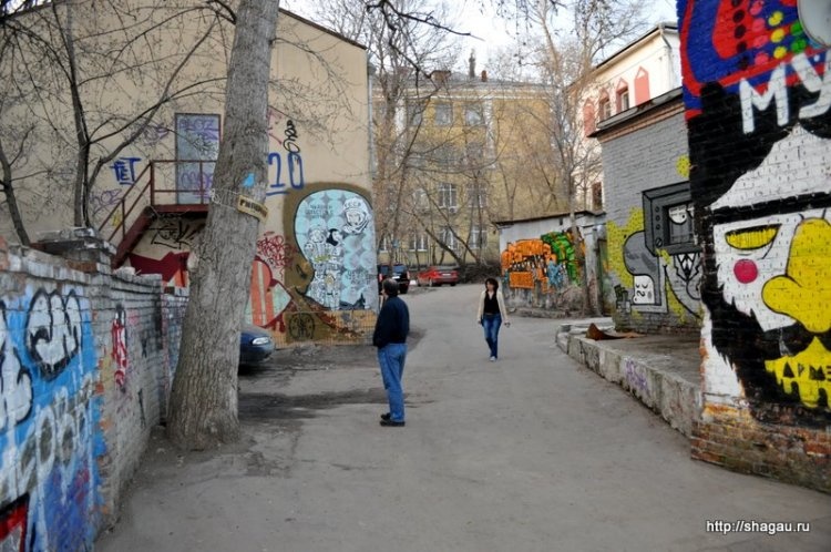 Граффити во дворе в Хохловском переулке Москвы фотография 6