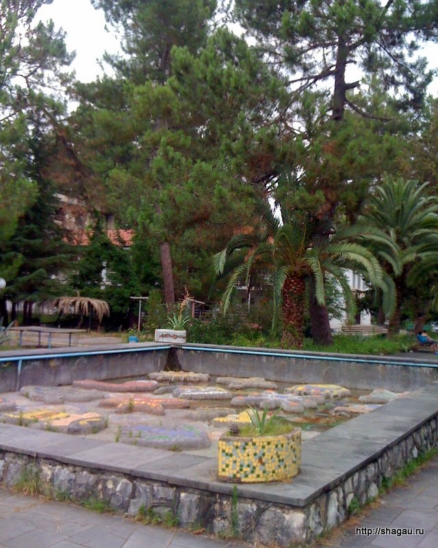 Советский мозаичный фонтан без воды