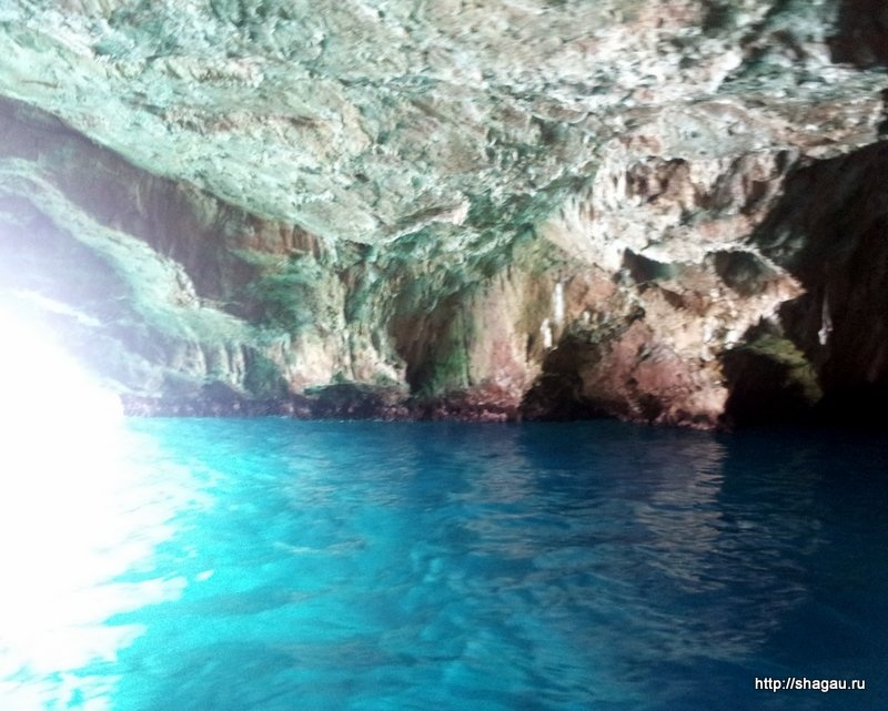Вода в голубой пещере