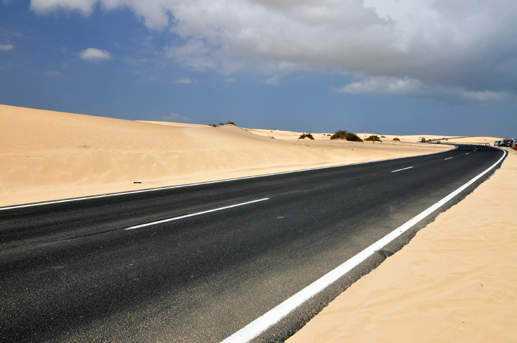 Дорога вдоль дюн