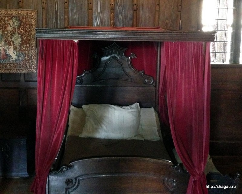 Кровать владельца замка