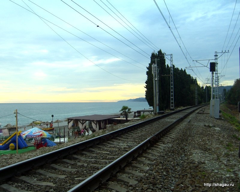 Железная дорога в Лоо рядом с пляжем