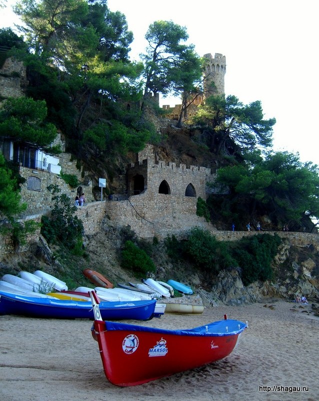 Замок на пляже Льорета