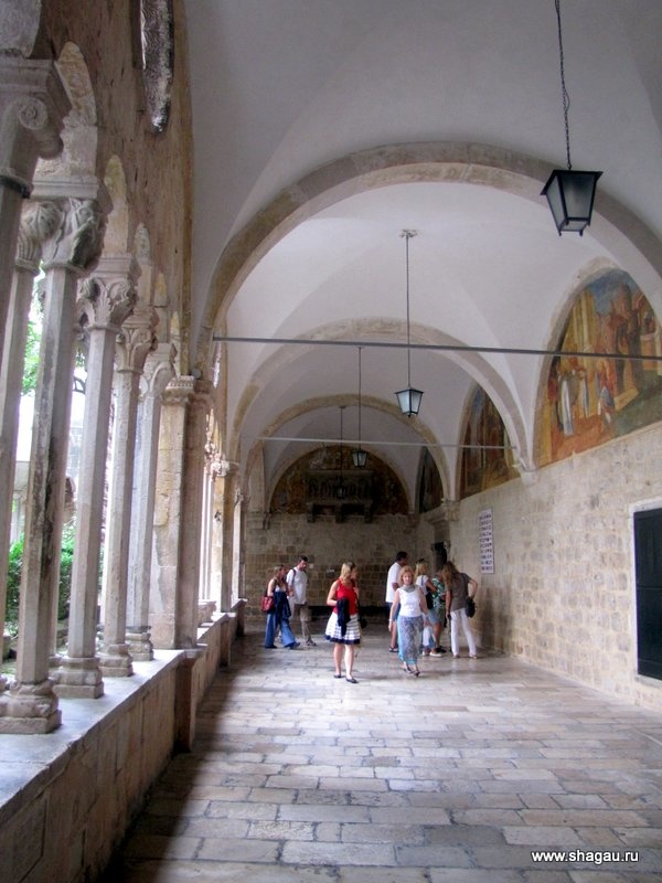 Монастырь, в котором самая старая аптека Дубровника