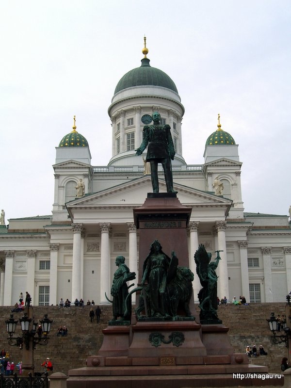 Памятник Александру II на фоне Кафедрального собора Хельсинки