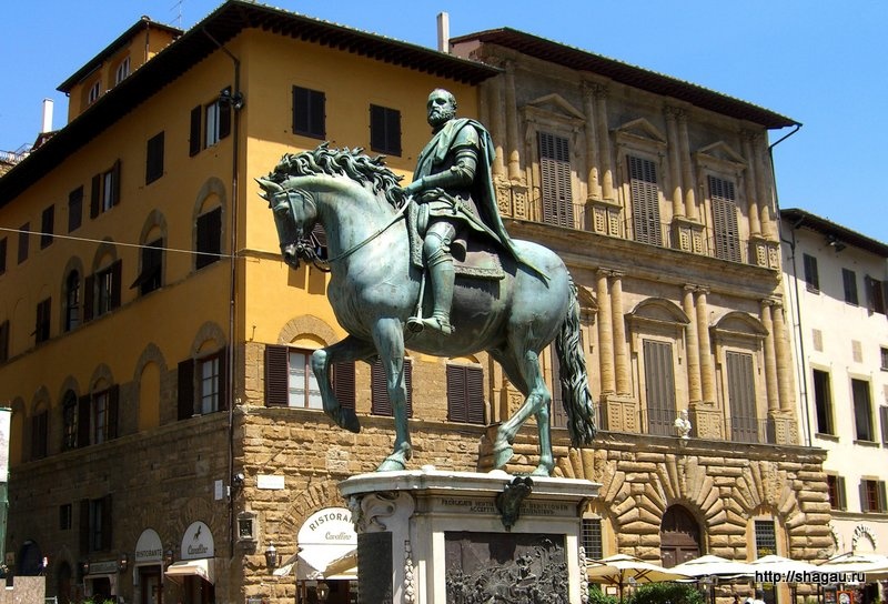 Памятник великому герцогу Тосканы Козимо I