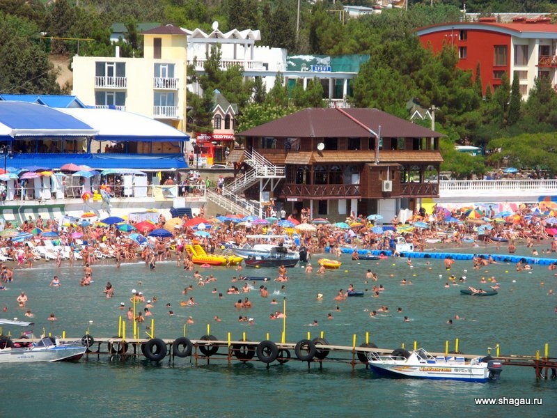 Много народу на пляже в Крыму