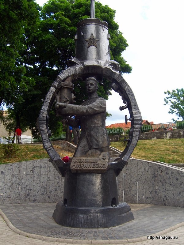 памятник герою Советского Союза Александру Маринеско