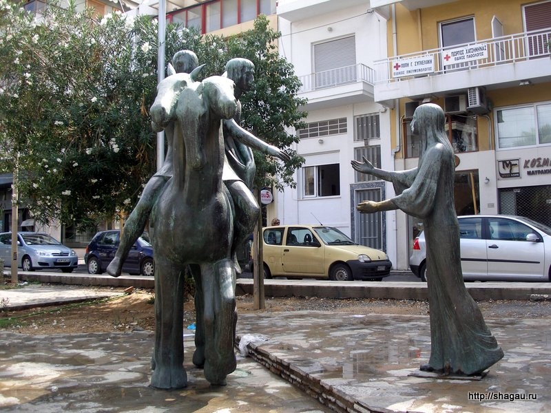 памятник героям поэмы критского автора эпохи Возрождения Эротокритосу и Аретузе
