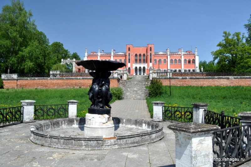 Вид на дворец Марфино и фонтан