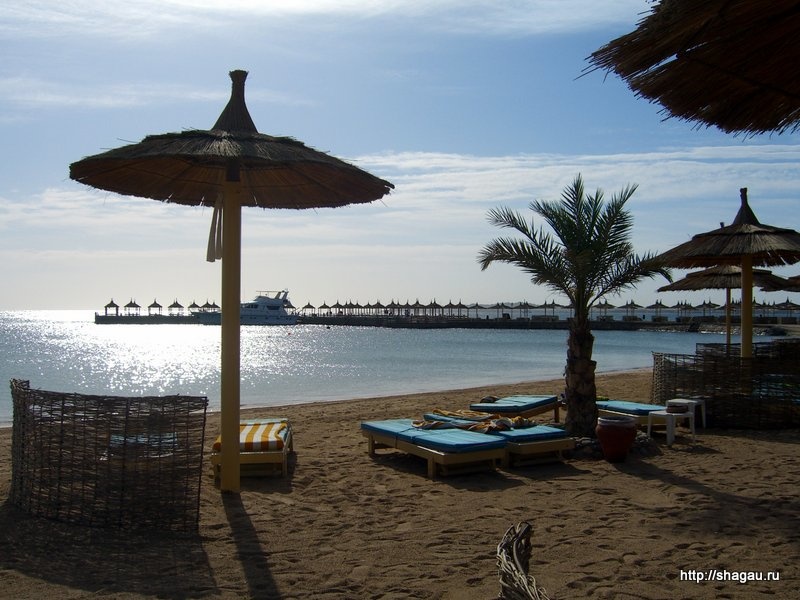 На пляже отеля в Египте