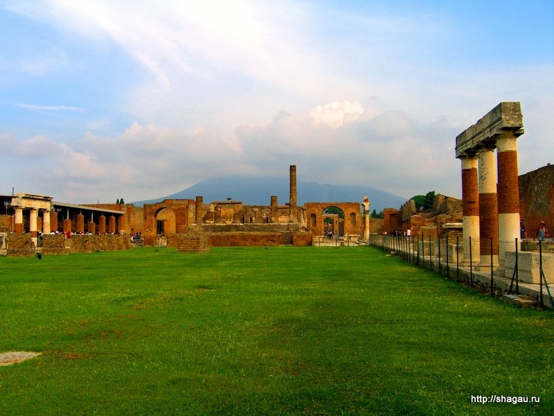Везувий и руины города Помпеи