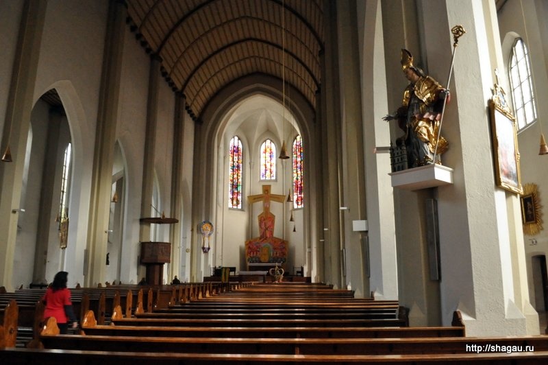 Внутри католического собора на Мирабель плац