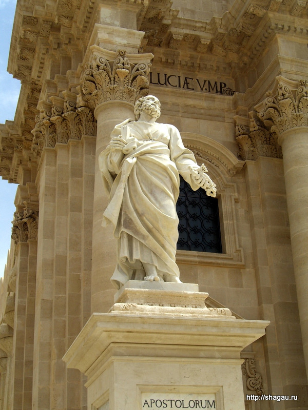 Сиракузы. Скульптуры около Кафедрального собора