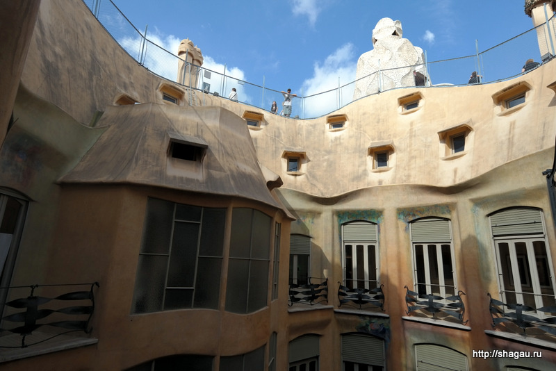 Волнообразный дом Мила в Барселоне