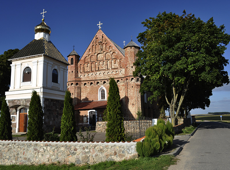 Колокольня и церковь в Сынковичи
