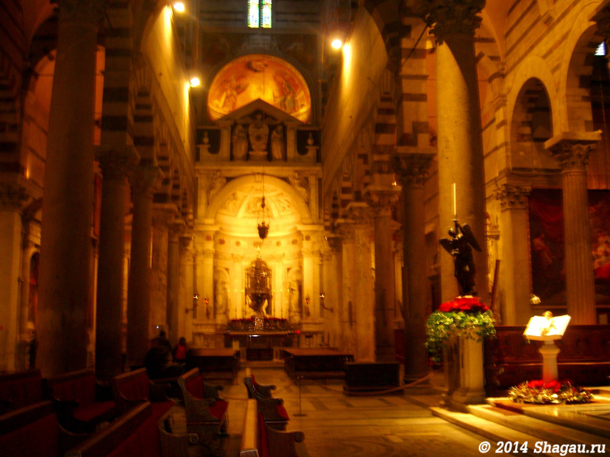 Внутри кафедрального собора Пизы