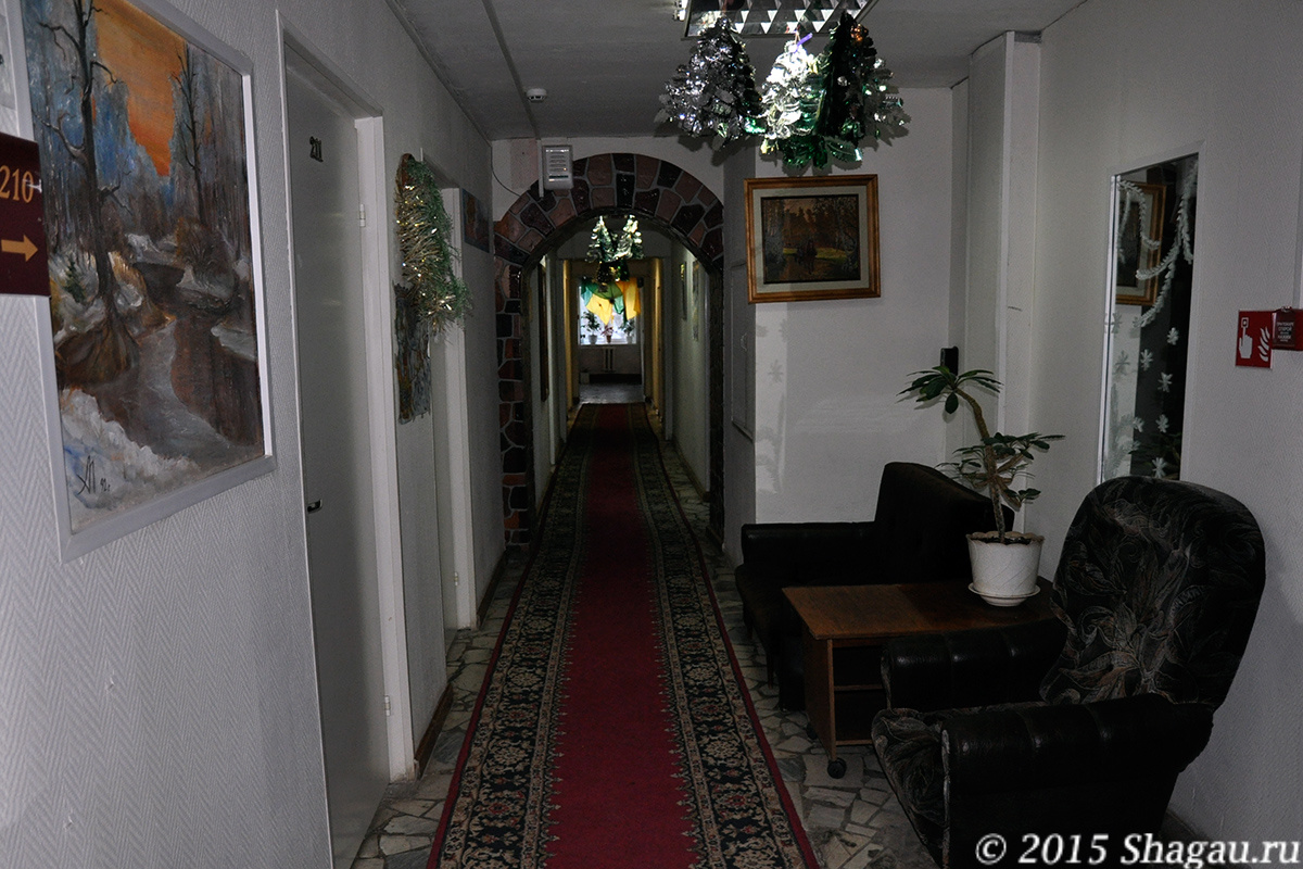 В коридорах гостиницы Лада