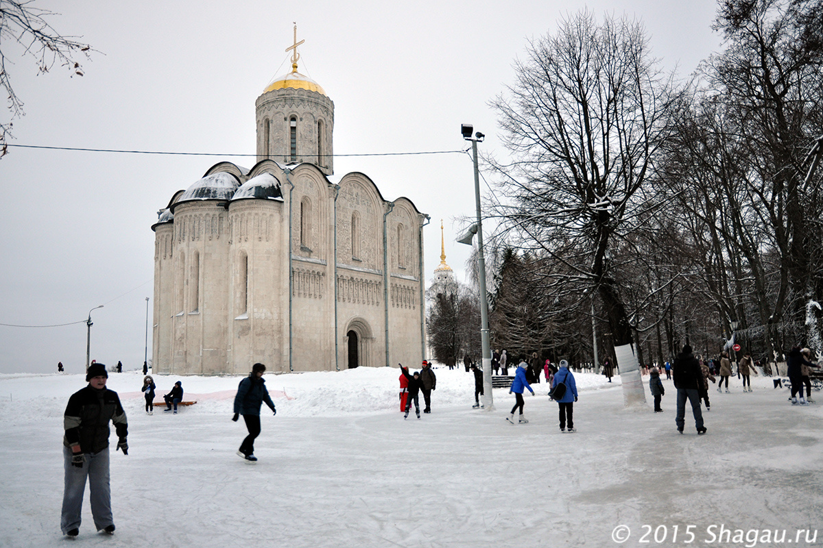 Каток под стенами Дмитриевского собора
