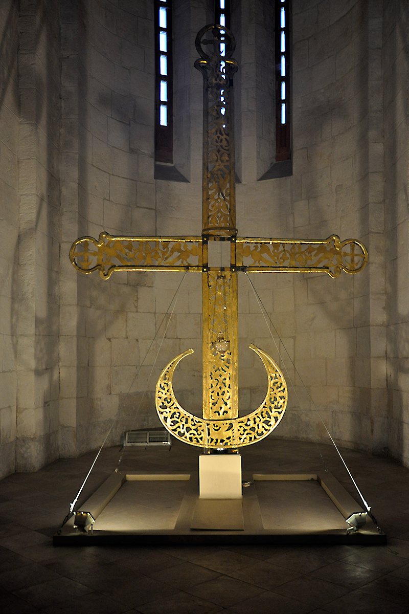 Четырехметровый крест Дмитриевского собора