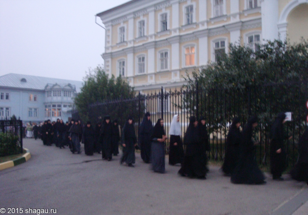 Монахини идут на вечернюю службу