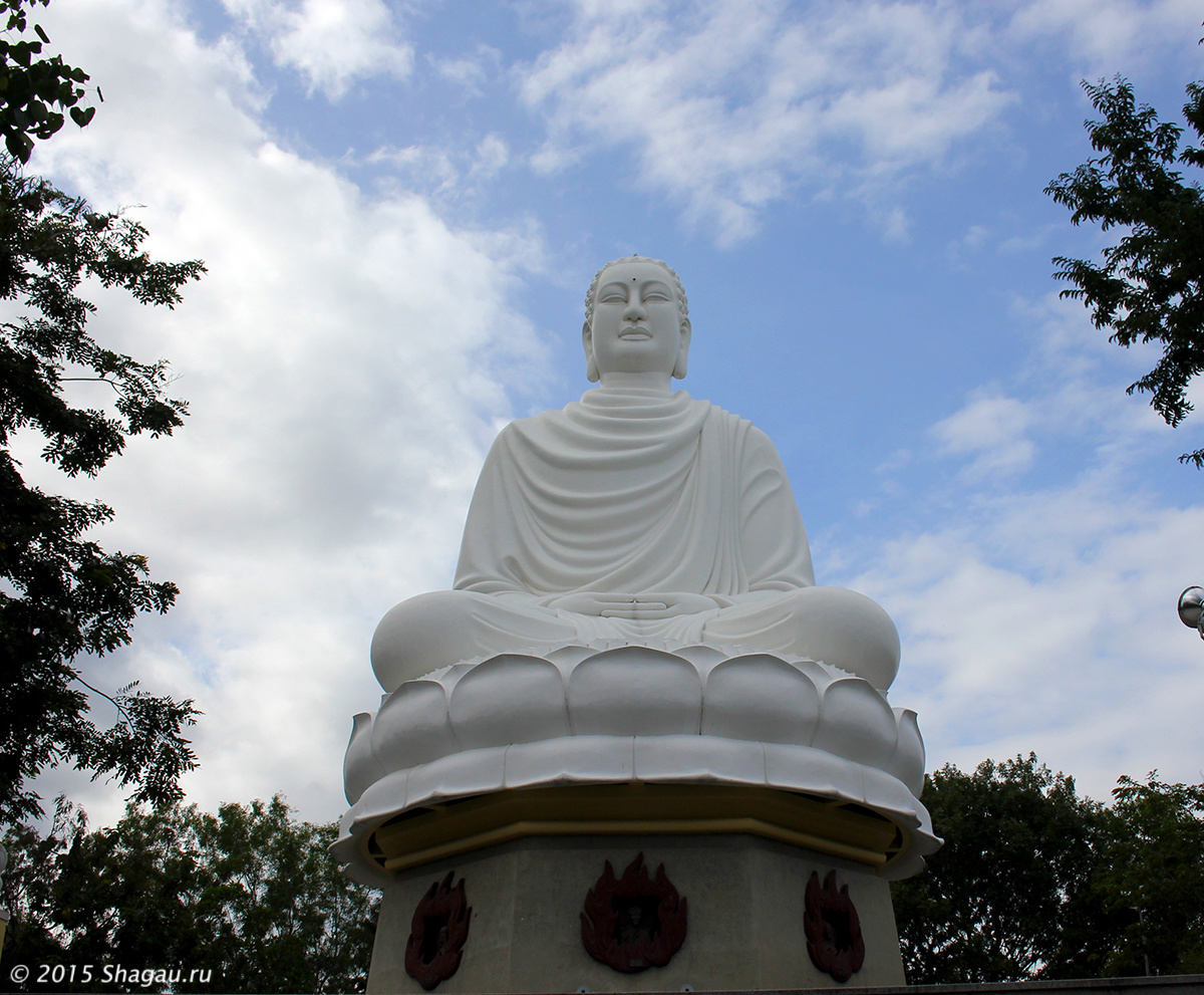Статуя Белого Будды