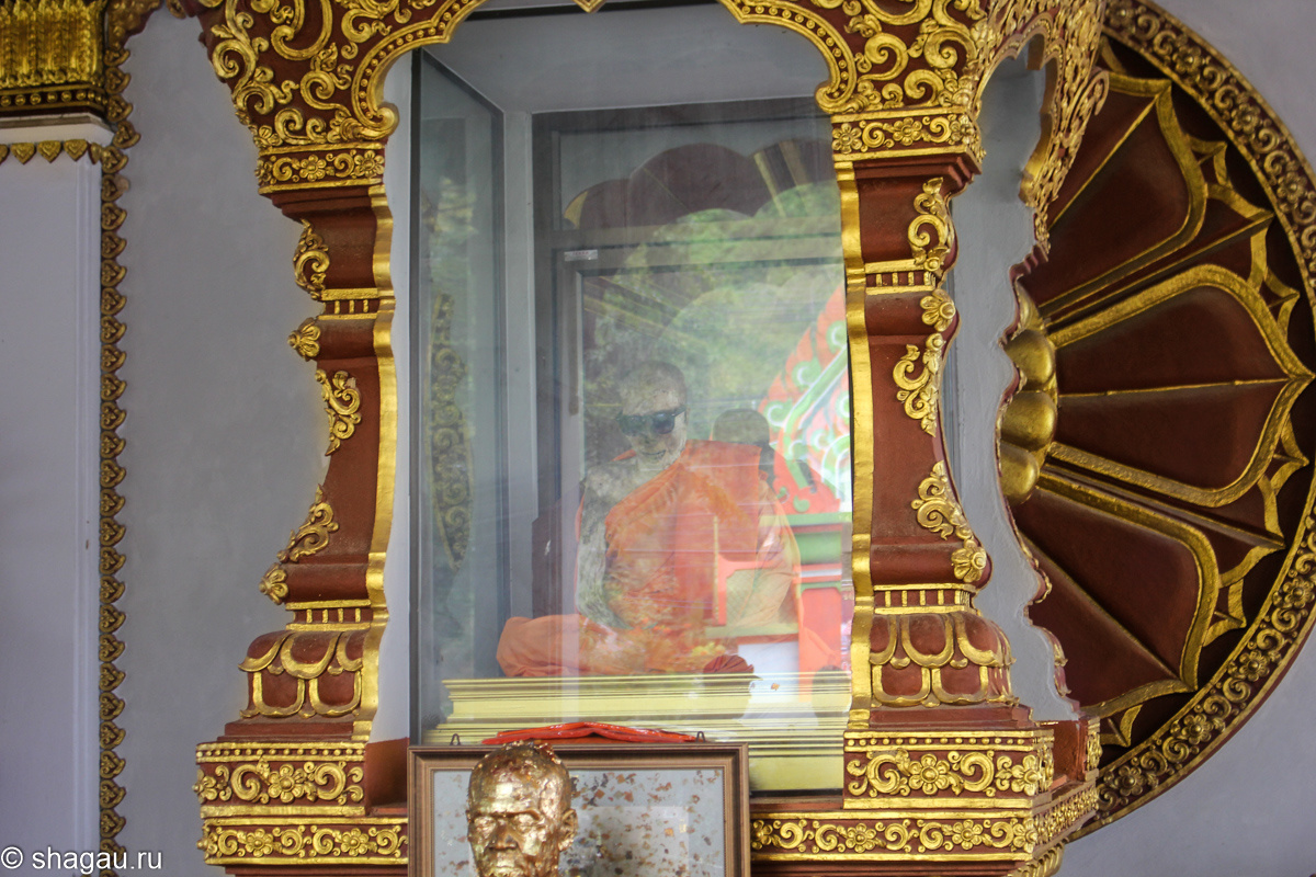В храме Wat Khunaram