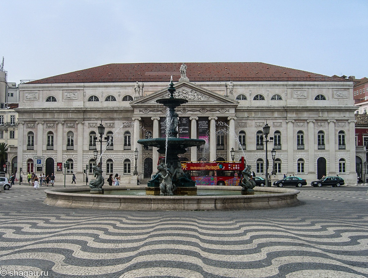 Национальный театр и фонтан на площади Rossio