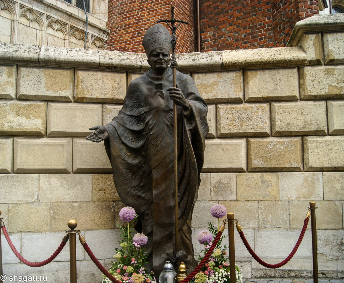 Памятник знаменитейшему польскому поэту и педагогу Каролю Войтыле