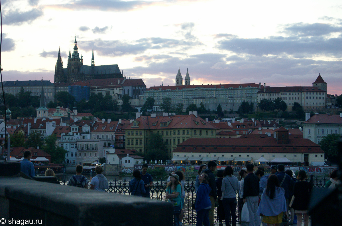 Вечерний вид Праги (Пражский град с противоположного берега Влтавы)