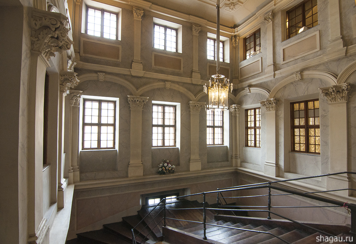 Парадная лестница Меншиковского дворца