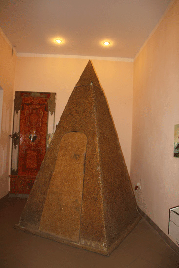 Янтарная пирамида