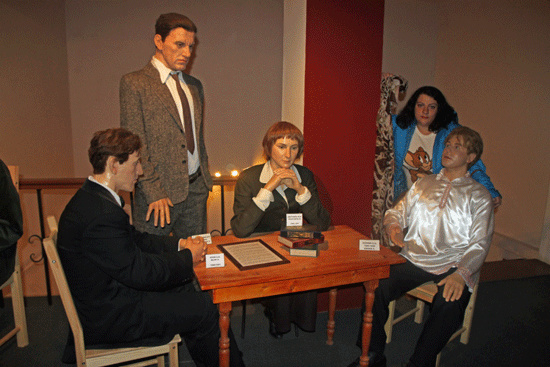 стол с Есениным, Ахматовой и Маяковским
