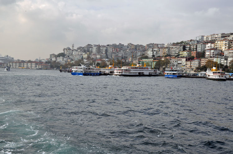 Второй день в Стамбуле: прогулка на кораблике по Босфору, Гранд базар, рынок специй, Истикляль, Галатский мост фотография 12