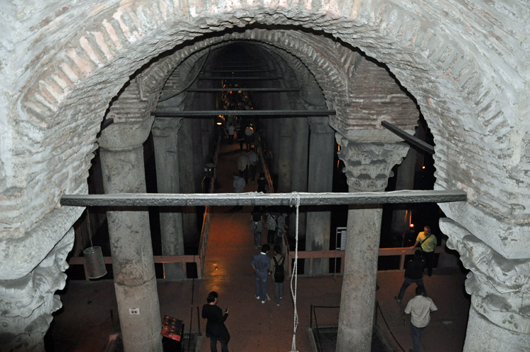 Цистерна Базилика или Yerebatan Sarnici в Стамбуле фотография 1