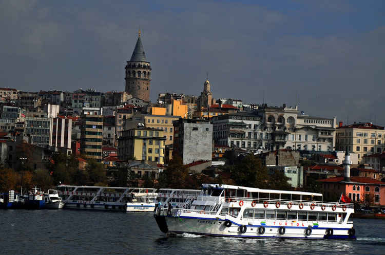 Второй день в Стамбуле: прогулка на кораблике по Босфору, Гранд базар, рынок специй, Истикляль, Галатский мост фотография 8