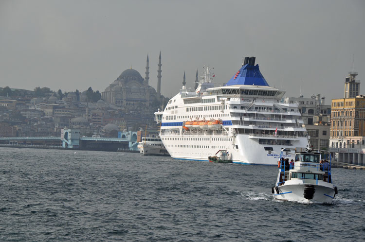 Второй день в Стамбуле: прогулка на кораблике по Босфору, Гранд базар, рынок специй, Истикляль, Галатский мост фотография 13