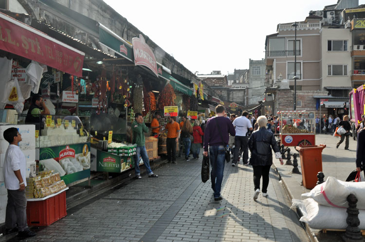 Второй день в Стамбуле: прогулка на кораблике по Босфору, Гранд базар, рынок специй, Истикляль, Галатский мост фотография 20