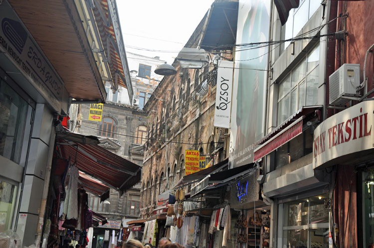 Буземная архитектура на рынке Стамбула