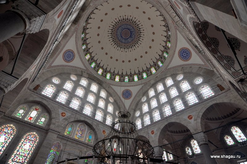 Внутри мечети Михримах