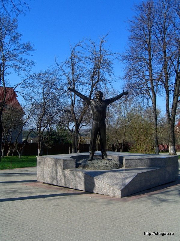 Памятник юному Ю.Гагарину