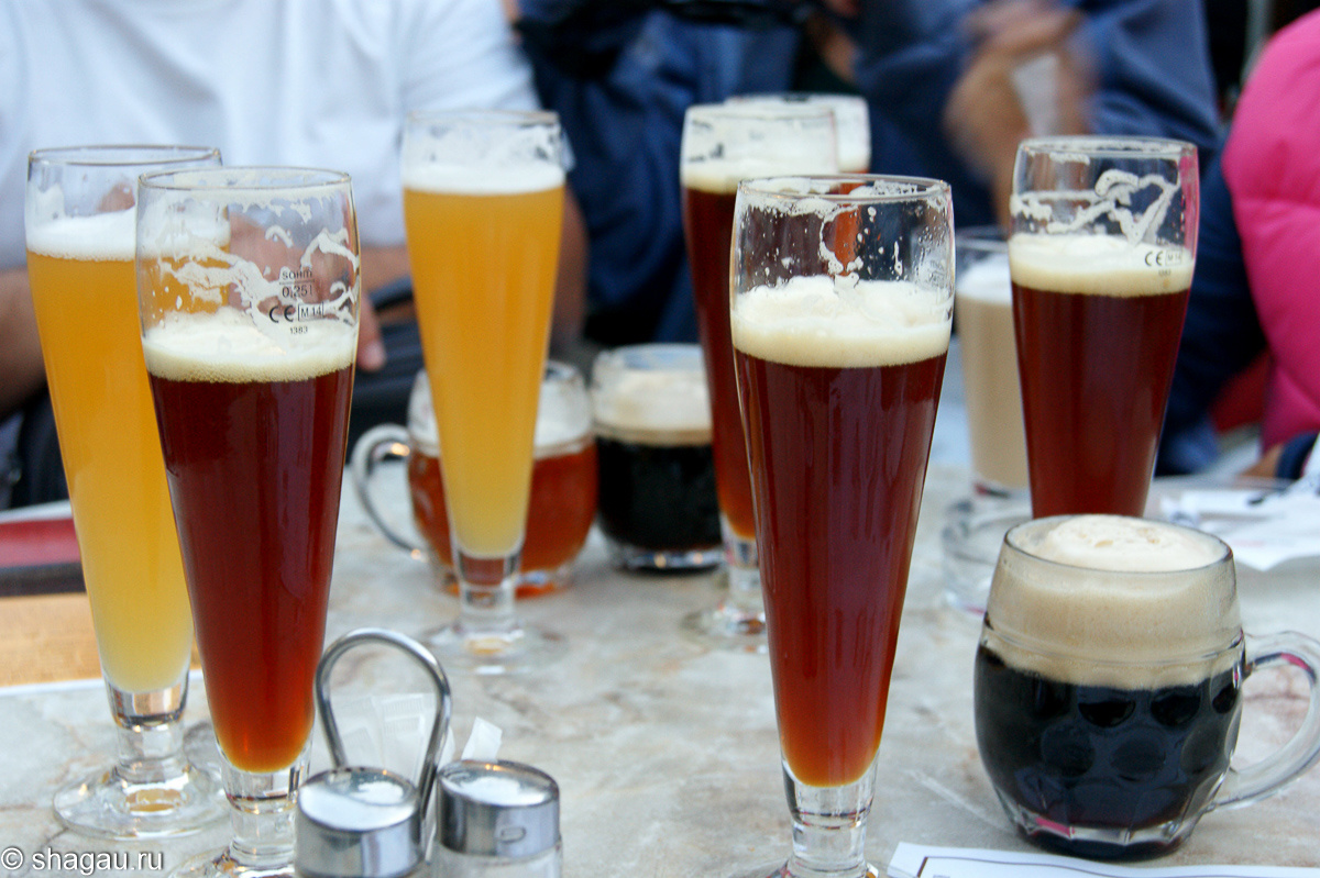 В бокалах — это не соки, а сорта сезонного пива — красного и белого