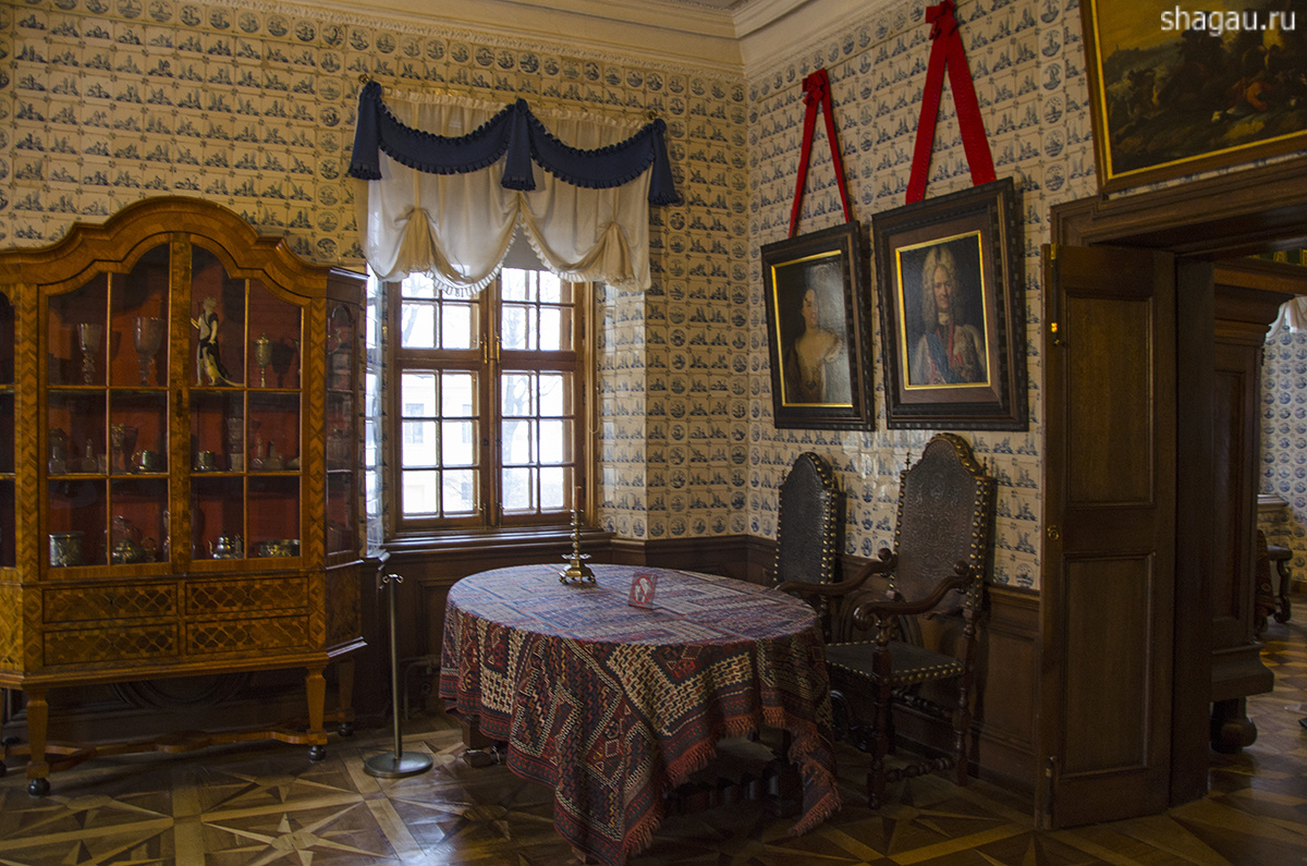 Мебель в Меншиковском дворце