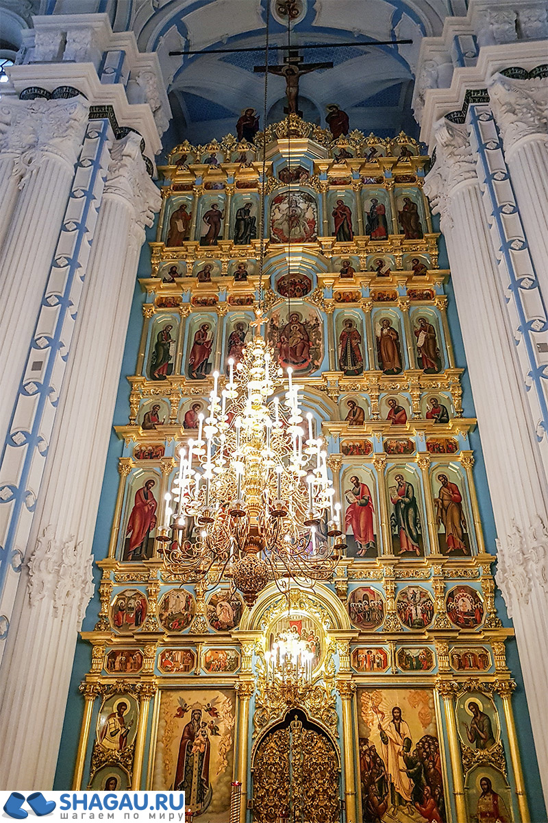 Центральный иконостас Воскресенского собора в Истре