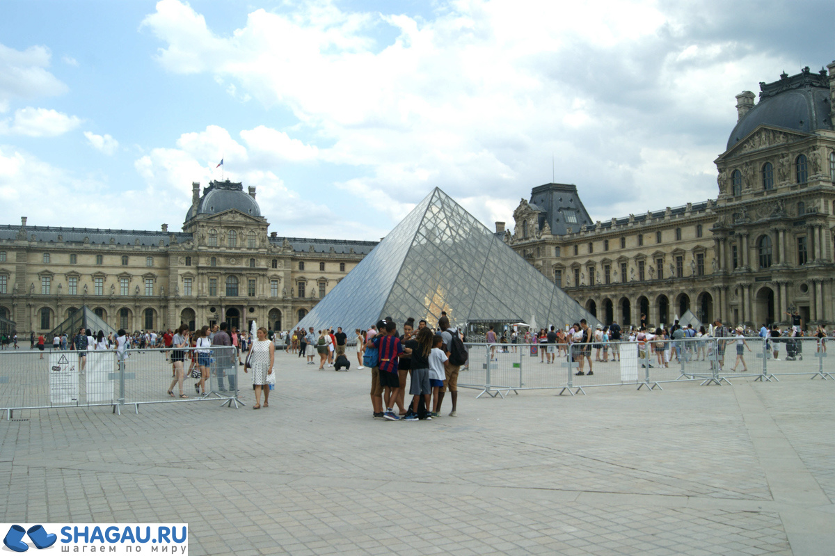Знаменитая пирамида Лувра